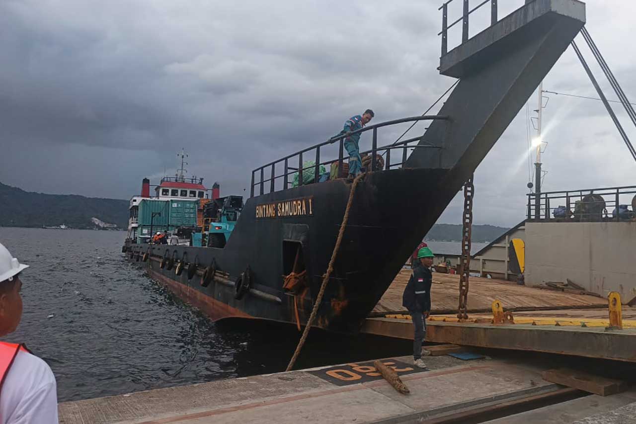 Proses loading sewa lct untuk 3 kontainer.