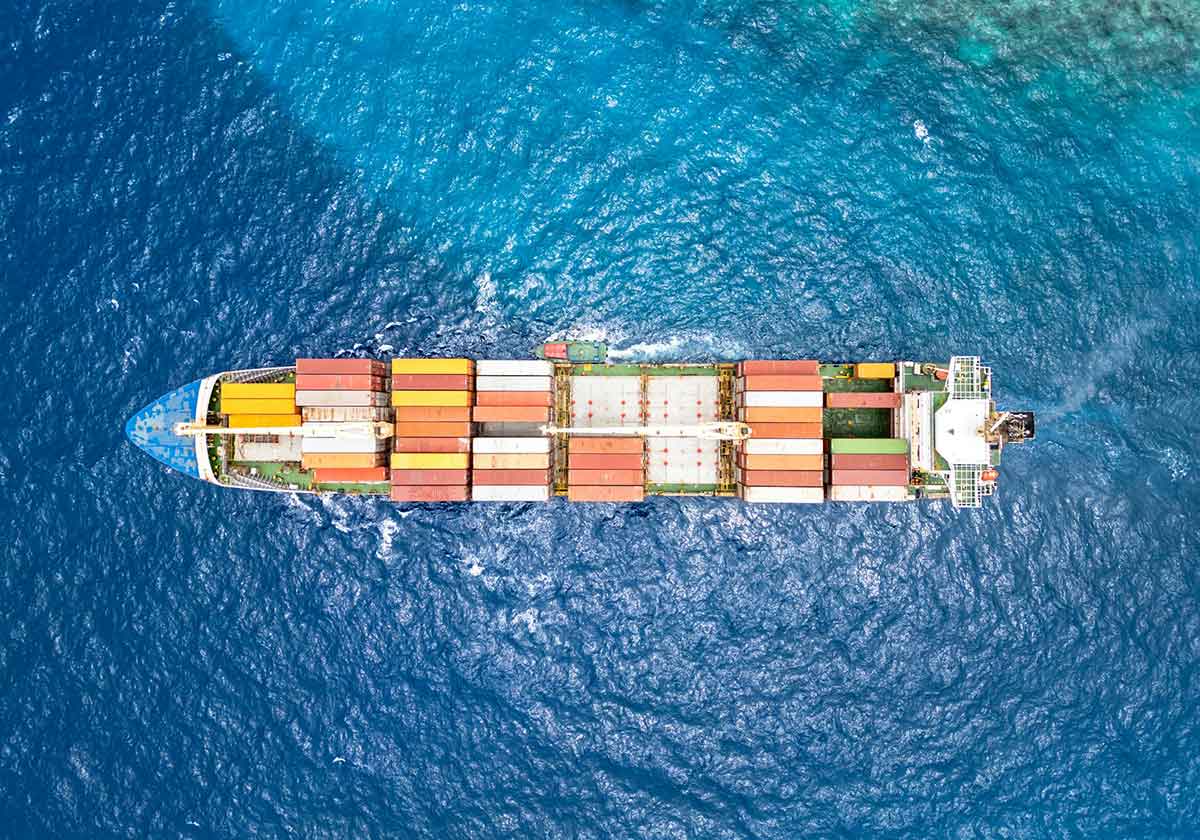 kapal cargo mengirimkan logistik ke beberapa wilaya indonesia.